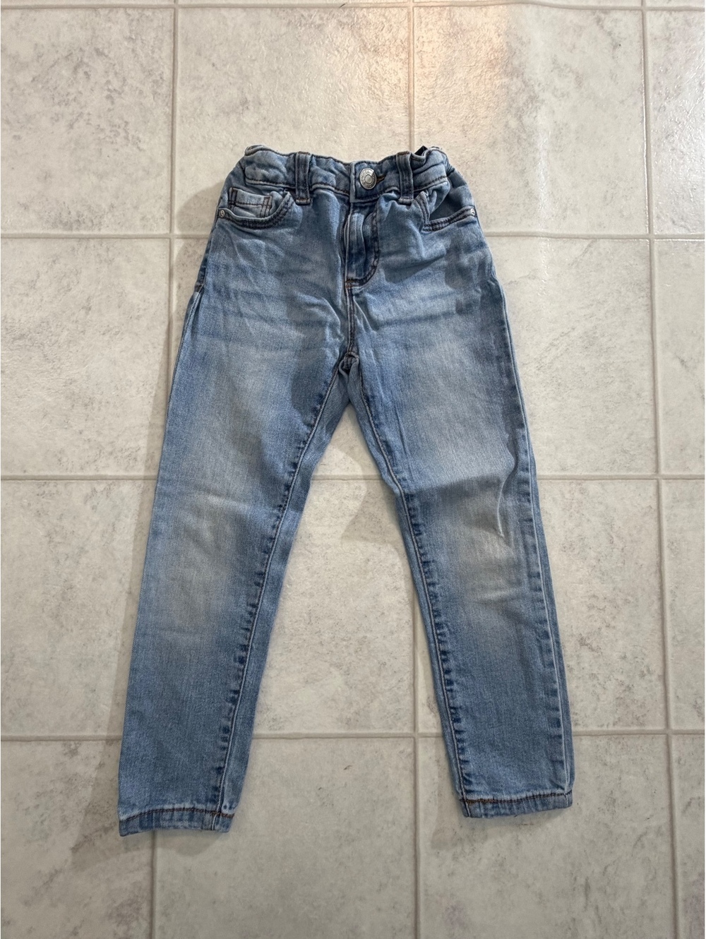 Girls light wash skinny jeans size 5 to 6 years
